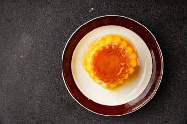 Flan tatlısı karamel pudingi tatlı tatlı tatlı krema lezzetli aperatif lezzetli gurme yemek arkaplanı masa kırsal yiyeceklerin üst görüntüsü fotokopi alanı.