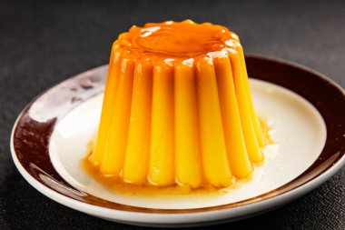Flan tatlısı karamel pudingi tatlı tatlı tatlı krema lezzetli aperatif lezzetli gurme yemek arkaplanı masa kırsal yiyeceklerin üst görüntüsü fotokopi alanı.