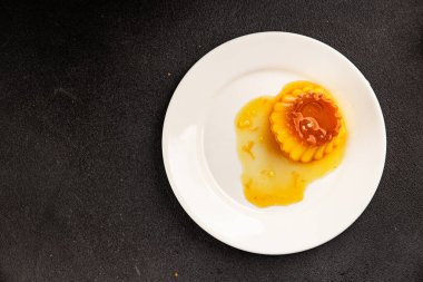 Flan tatlısı karamel pudingi tatlı tatlı tatlı krema lezzetli aperatif lezzetli gurme yemek arkaplanı masa kırsal yiyeceklerin üst görüntüsü fotokopi alanı.