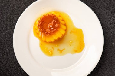 Flan tatlısı karamel pudingi tatlı tatlı tatlı krema lezzetli aperatif lezzetli gurme yemek arkaplanı masa kırsal yiyeceklerin üst görüntüsü fotokopi alanı.