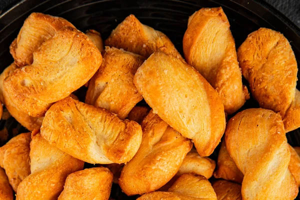 Kraker tuzlu kurabiye aperatifler doğal sağlıklı yemek aperatifler taze leziz gurmeler masadaki rustik yemekler üst görünüm uzay yiyecek arka planı.