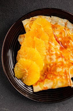 Portakallı krep tatlı krep lezzetli aperatif lezzetli gurme yemek arkaplanı masa kırsal gıdanın üstünde fotokopi odası