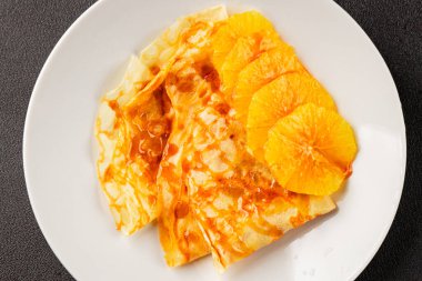 Portakallı krep tatlı krep lezzetli aperatif lezzetli gurme yemek arkaplanı masa kırsal gıdanın üstünde fotokopi odası