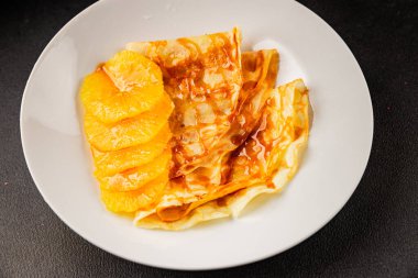 Portakallı krep tatlı krep lezzetli aperatif lezzetli gurme yemek arkaplanı masa kırsal gıdanın üstünde fotokopi odası