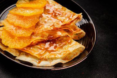 Portakallı krep tatlı krep lezzetli aperatif lezzetli gurme yemek arkaplanı masa kırsal gıdanın üstünde fotokopi odası