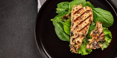 Izgara uskumru deniz mahsulü ana yemek ana yemek aperatifi lezzetli çerez lezzetli gurme yemek arkaplanı masa rustik gıdalar üst görünüm fotokopi alanı diyeti