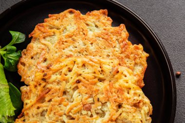 Haşhaş patatesler Draniki ana yemek hazırlama aperatifler lezzetli çerezler lezzetli gurme yemek arka planı masa rustik yemekler üst görünüm fotokopi alanı vejetaryen ve vejetaryen yiyecekler