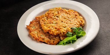 Haşhaş patatesler Draniki ana yemek hazırlama aperatifler lezzetli çerezler lezzetli gurme yemek arka planı masa rustik yemekler üst görünüm fotokopi alanı vejetaryen ve vejetaryen yiyecekler