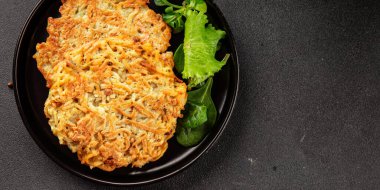 Haşhaş patatesler Draniki ana yemek hazırlama aperatifler lezzetli çerezler lezzetli gurme yemek arka planı masa rustik yemekler üst görünüm fotokopi alanı vejetaryen ve vejetaryen yiyecekler