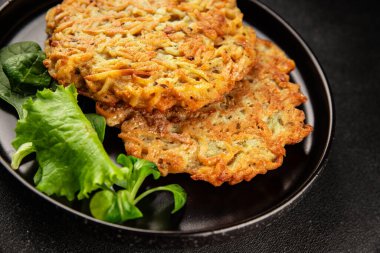 Haşhaş patatesler Draniki ana yemek hazırlama aperatifler lezzetli çerezler lezzetli gurme yemek arka planı masa rustik yemekler üst görünüm fotokopi alanı vejetaryen ve vejetaryen yiyecekler