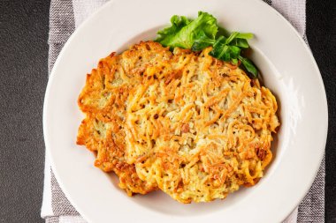 Haşhaş patatesler Draniki ana yemek hazırlama aperatifler lezzetli çerezler lezzetli gurme yemek arka planı masa rustik yemekler üst görünüm fotokopi alanı vejetaryen ve vejetaryen yiyecekler