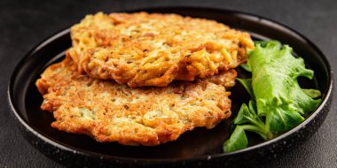 Haşhaş patatesler Draniki ana yemek hazırlama aperatifler lezzetli çerezler lezzetli gurme yemek arka planı masa rustik yemekler üst görünüm fotokopi alanı vejetaryen ve vejetaryen yiyecekler