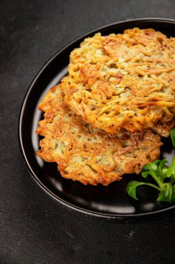 Haşhaş patatesler Draniki ana yemek hazırlama aperatifler lezzetli çerezler lezzetli gurme yemek arka planı masa rustik yemekler üst görünüm fotokopi alanı vejetaryen ve vejetaryen yiyecekler