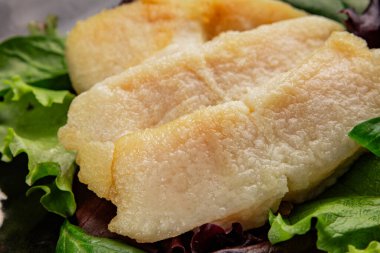 Kızarmış beyaz balık fileto Pangasius yayın balığı ana yemek lezzetli çerez lezzetli gurme yemek arkaplan masa üzerinde rustik gıda üst görünüm pezetaryan diyet