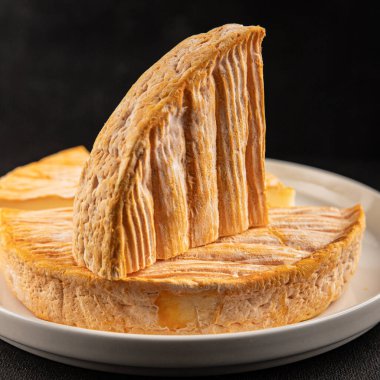 Yumuşak peynirli Tartiflette lezzetli inek sütü, keçi ya da koyun eti aperatifi lezzetli gurme yemek arkaplanı masa rustik gıda üst görünümü fotokopi alanı