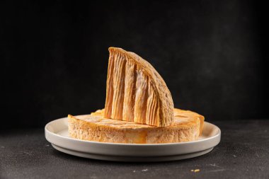 Yumuşak peynirli Tartiflette lezzetli inek sütü, keçi ya da koyun eti aperatifi lezzetli gurme yemek arkaplanı masa rustik gıda üst görünümü fotokopi alanı