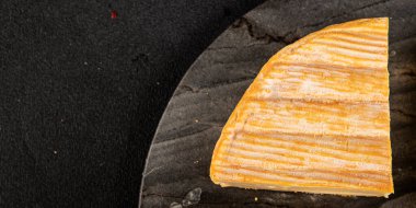 Yumuşak peynirli Tartiflette lezzetli inek sütü, keçi ya da koyun eti aperatifi lezzetli gurme yemek arkaplanı masa rustik gıda üst görünümü fotokopi alanı