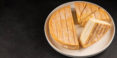 Yumuşak peynirli Tartiflette lezzetli inek sütü, keçi ya da koyun eti aperatifi lezzetli gurme yemek arkaplanı masa rustik gıda üst görünümü fotokopi alanı