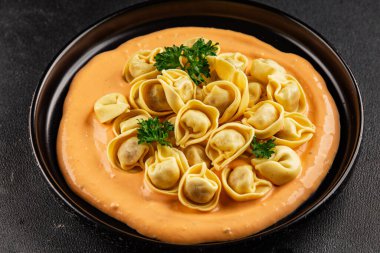 Kase içinde Ravioli makarna sosu ana yemek hazır aperatif lezzetli leziz gurme yemek arkaplanı masa rustik yemek üst görünümü fotokopi alanı