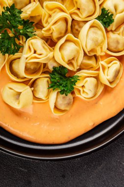 Kase içinde Ravioli makarna sosu ana yemek hazır aperatif lezzetli leziz gurme yemek arkaplanı masa rustik yemek üst görünümü fotokopi alanı