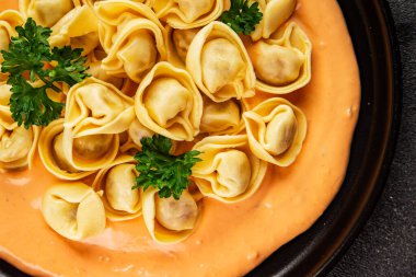 Kase içinde Ravioli makarna sosu ana yemek hazır aperatif lezzetli leziz gurme yemek arkaplanı masa rustik yemek üst görünümü fotokopi alanı