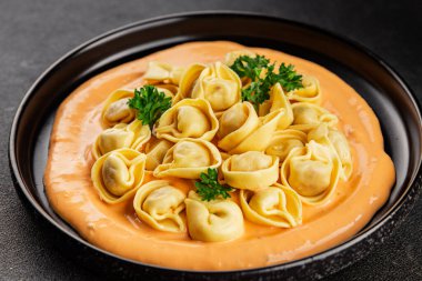 Kase içinde Ravioli makarna sosu ana yemek hazır aperatif lezzetli leziz gurme yemek arkaplanı masa rustik yemek üst görünümü fotokopi alanı