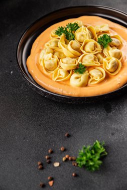 Kase içinde Ravioli makarna sosu ana yemek hazır aperatif lezzetli leziz gurme yemek arkaplanı masa rustik yemek üst görünümü fotokopi alanı