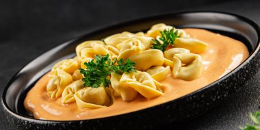 Kase içinde Ravioli makarna sosu ana yemek hazır aperatif lezzetli leziz gurme yemek arkaplanı masa rustik yemek üst görünümü fotokopi alanı