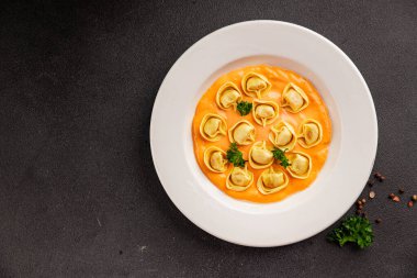 Kase içinde Ravioli makarna sosu ana yemek hazır aperatif lezzetli leziz gurme yemek arkaplanı masa rustik yemek üst görünümü fotokopi alanı