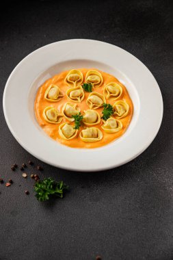 Kase içinde Ravioli makarna sosu ana yemek hazır aperatif lezzetli leziz gurme yemek arkaplanı masa rustik yemek üst görünümü fotokopi alanı