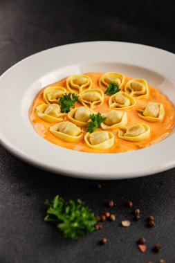 Kase içinde Ravioli makarna sosu ana yemek hazır aperatif lezzetli leziz gurme yemek arkaplanı masa rustik yemek üst görünümü fotokopi alanı
