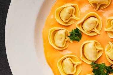 Kase içinde Ravioli makarna sosu ana yemek hazır aperatif lezzetli leziz gurme yemek arkaplanı masa rustik yemek üst görünümü fotokopi alanı