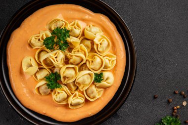 Kase içinde Ravioli makarna sosu ana yemek hazır aperatif lezzetli leziz gurme yemek arkaplanı masa rustik yemek üst görünümü fotokopi alanı