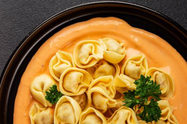 Kase içinde Ravioli makarna sosu ana yemek hazır aperatif lezzetli leziz gurme yemek arkaplanı masa rustik yemek üst görünümü fotokopi alanı