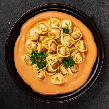 Kase içinde Ravioli makarna sosu ana yemek hazır aperatif lezzetli leziz gurme yemek arkaplanı masa rustik yemek üst görünümü fotokopi alanı