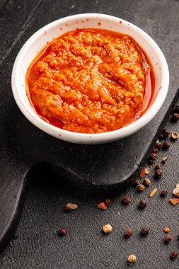 Domates soslu ton balığı, balık konservesi, lezzetli aperatif, gurme, pezetaryan diyet arka planı, masa üstü yemekler, fotokopi alanı, vejetaryen paleo.