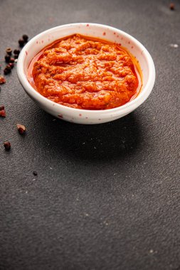 Domates soslu ton balığı, balık konservesi, lezzetli aperatif, gurme, pezetaryan diyet arka planı, masa üstü yemekler, fotokopi alanı, vejetaryen paleo.