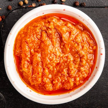 Domates soslu ton balığı, balık konservesi, lezzetli aperatif, gurme, pezetaryan diyet arka planı, masa üstü yemekler, fotokopi alanı, vejetaryen paleo.