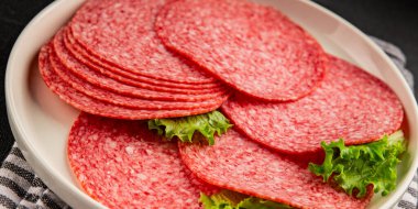 Salam eti sosis doğal yiyecek aperatif aperatif taze lezzetli gurme yemek arkaplanı masa kırsal yemek üst görünüm fotokopi alanı