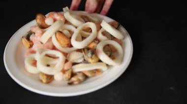 Çiğ deniz ürünleri, karides, midye, midye, karides lezzetli aperatif lezzetli gurme yemek arkaplan masadaki rustik yiyecekler üst görünüm fotokopi alanı pesseeter diyet