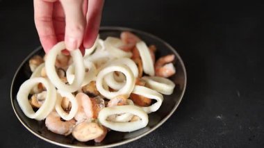 Çiğ deniz ürünleri, karides, midye, midye, karides lezzetli aperatif lezzetli gurme yemek arkaplan masadaki rustik yiyecekler üst görünüm fotokopi alanı pesseeter diyet