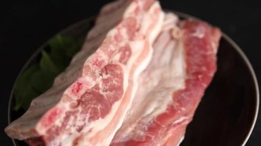 Pirzola, çiğ et, domuz eti, aperatif lezzetli lezzetli gurme yemek arka planı, kırsal yemek, fotokopi odası.