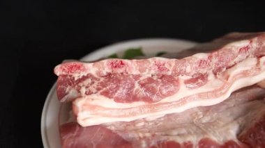 Pirzola, çiğ et, domuz eti, aperatif lezzetli lezzetli gurme yemek arka planı, kırsal yemek, fotokopi odası.