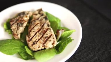 Izgara uskumru deniz mahsulü ana yemek ana yemek aperatifi lezzetli çerez lezzetli gurme yemek arkaplanı masa rustik gıdalar üst görünüm fotokopi alanı diyeti