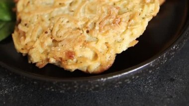 Esmer patates, Draniki ana yemek hazırlıyor. Atıştırmalık lezzetli çerez, lezzetli gurme yemek. Masanın üzerinde.