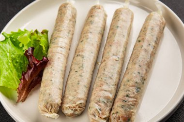 Çiğ sosis, kupaty, Münih ya da Bavyera sosisleri için doğal kaplamalarda ana yemek doğal ürün aperatifleri lezzetli aperatifler taze lezzetli gurme yemek arka planı masa üzerinde rustik gıda üst görünümü fotokopi alanı