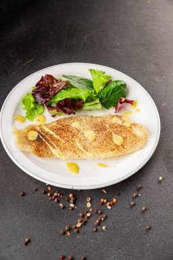 Beyaz balıklı fileto, fırında deniz ürünleri, lezzetli aperatifler, lezzetli gurme yemek arkaplanı, masa üstünde kırsal yiyecekler, fotokopi alanı, pesseeter diyet.