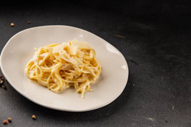 Parmesanlı ve peynirli spagetti makarna ana yemek aperatifi aperatif taze leziz gurme yemek arkaplanı masa rustik yemek üst görünüm fotokopi uzay vejetaryen yemeği