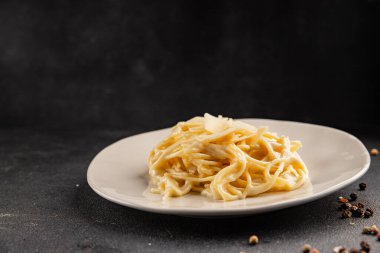 Parmesanlı ve peynirli spagetti makarna ana yemek aperatifi aperatif taze leziz gurme yemek arkaplanı masa rustik yemek üst görünüm fotokopi uzay vejetaryen yemeği