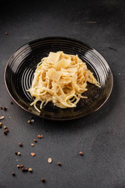 Parmesanlı ve peynirli spagetti makarna ana yemek aperatifi aperatif taze leziz gurme yemek arkaplanı masa rustik yemek üst görünüm fotokopi uzay vejetaryen yemeği